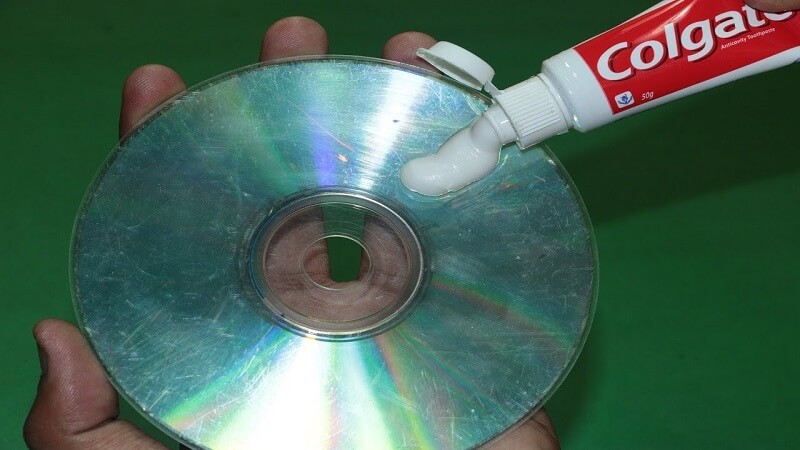 Réparer un DVD rayé avec du dentifrice